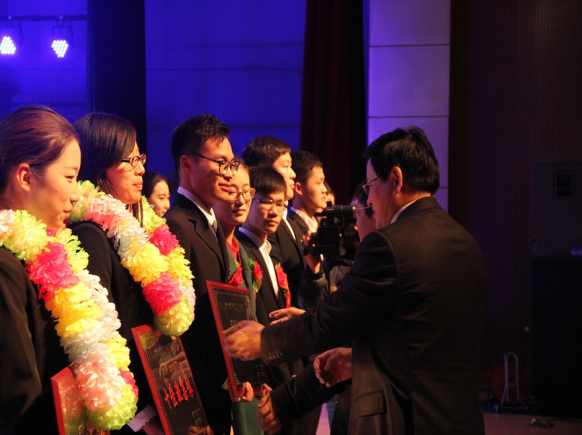 公司党委书记顾家山为2013级旅游2班颁发